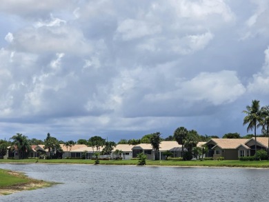 Beautiful 3br/3 house with a private yard overlooking a lake and on  in Florida - for sale on GolfHomes.com, golf home, golf lot