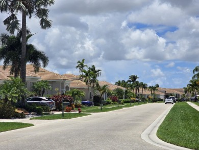 Beautiful 3br/3 house with a private yard overlooking a lake and on  in Florida - for sale on GolfHomes.com, golf home, golf lot