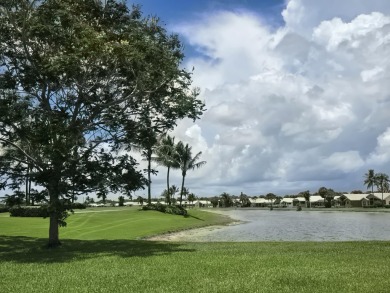 Beautiful 3br/3 house with a private yard overlooking a lake and on  in Florida - for sale on GolfHomes.com, golf home, golf lot