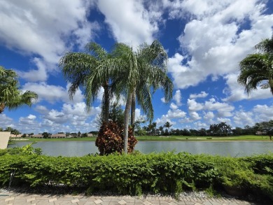 Beautiful 3br/3 house with a private yard overlooking a lake and on  in Florida - for sale on GolfHomes.com, golf home, golf lot