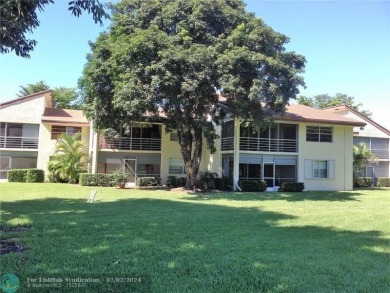 Laminated floor , tile. Golf view, 2nd floor, large balcony on Woodmont Country Club in Florida - for sale on GolfHomes.com, golf home, golf lot