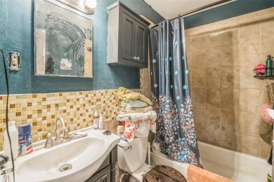 This charming 2-bedroom, 1-bath home has 1,088 sq ft of cozy and on Babe Zaharias Golf Course in Florida - for sale on GolfHomes.com, golf home, golf lot