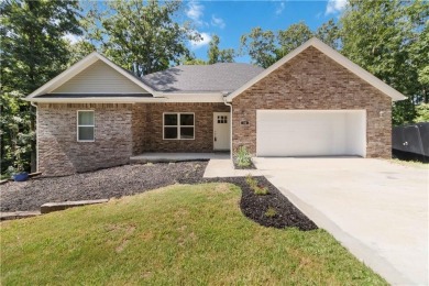 Step into comfort with this inviting 3-bedroom, 2-bath home on Bella Vista - Metfield Golf Complex and Country Club in Arkansas - for sale on GolfHomes.com, golf home, golf lot