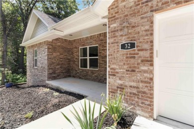 Step into comfort with this inviting 3-bedroom, 2-bath home on Bella Vista - Metfield Golf Complex and Country Club in Arkansas - for sale on GolfHomes.com, golf home, golf lot