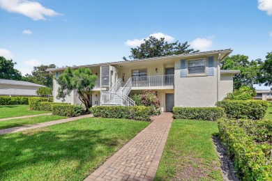 Elegant Country Club Living - Spacious 2-Bedroom + Den with Lake on Hunters Run Golf and Country Club in Florida - for sale on GolfHomes.com, golf home, golf lot