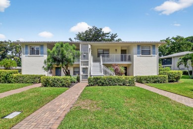 Elegant Country Club Living - Spacious 2-Bedroom + Den with Lake on Hunters Run Golf and Country Club in Florida - for sale on GolfHomes.com, golf home, golf lot
