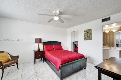 Washer/dryer in unit.Spacious/furnished 2 bed/2 bath condo on Sunrise Lakes Phase IV Golf Course in Florida - for sale on GolfHomes.com, golf home, golf lot