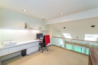 1ST FLOOR BEDROOM! 14 miles west of NYC boasting 3 spacious on Rock Spring Club in New Jersey - for sale on GolfHomes.com, golf home, golf lot