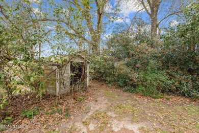 Located in the desirable Bayou Bend neighborhood, this 3-bedroom on Bayou Bend Country Club in Louisiana - for sale on GolfHomes.com, golf home, golf lot