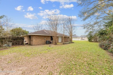 Located in the desirable Bayou Bend neighborhood, this 3-bedroom on Bayou Bend Country Club in Louisiana - for sale on GolfHomes.com, golf home, golf lot