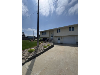This well-kept split-level home in Winner, SD offers 1,044 sq ft on Winner Country Club in South Dakota - for sale on GolfHomes.com, golf home, golf lot