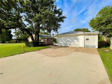 Superb ranch home in beautiful Hilltop Lakes! The large foyer on Hilltop Lakes Resort Golf Club in Texas - for sale on GolfHomes.com, golf home, golf lot