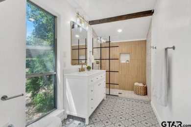 Welcome to this charming 2-bedroom, 2-bathroom home nestled in on Hide-A-Way Lake Golf Course in Texas - for sale on GolfHomes.com, golf home, golf lot