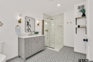 Welcome to this charming 2-bedroom, 2-bathroom home nestled in on Hide-A-Way Lake Golf Course in Texas - for sale on GolfHomes.com, golf home, golf lot