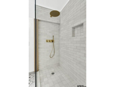 Welcome to this charming 2-bedroom, 2-bathroom home nestled in on Hide-A-Way Lake Golf Course in Texas - for sale on GolfHomes.com, golf home, golf lot