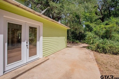 Welcome to this charming 2-bedroom, 2-bathroom home nestled in on Hide-A-Way Lake Golf Course in Texas - for sale on GolfHomes.com, golf home, golf lot