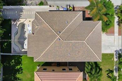 Spacious 5BR, 2.5BA home in Madison Green, Royal Palm Beach on The Links At Madison Green in Florida - for sale on GolfHomes.com, golf home, golf lot