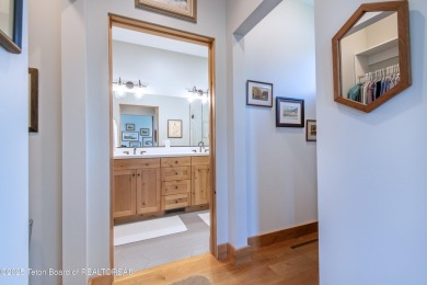 Convenience and comfort come together in this well-maintained on Huntsman Springs Golf Club in Idaho - for sale on GolfHomes.com, golf home, golf lot