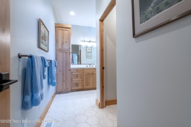 Convenience and comfort come together in this well-maintained on Huntsman Springs Golf Club in Idaho - for sale on GolfHomes.com, golf home, golf lot