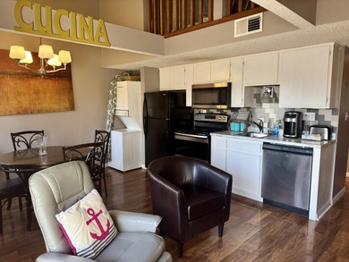 PRICED TO SELL QUICKLY! This charming 2 bedroom 2 bath condo on Pointe Royale Village Country Club in Missouri - for sale on GolfHomes.com, golf home, golf lot