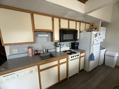 PRICED TO SELL QUICKLY! This charming 2 bedroom 2 bath condo on Pointe Royale Village Country Club in Missouri - for sale on GolfHomes.com, golf home, golf lot