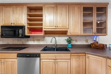 This beautifully remodeled end-unit townhome is the perfect on Kingsmill Resort and Golf Club in Virginia - for sale on GolfHomes.com, golf home, golf lot