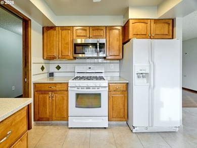 Located in the desirable Woodburn Senior Estates, this on Senior Estates Golf and Country Club in Oregon - for sale on GolfHomes.com, golf home, golf lot