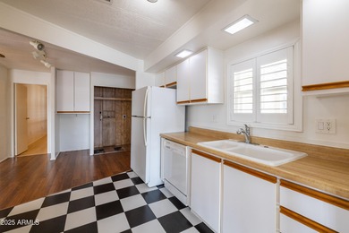 Welcome to comfortable, carefree living in the heart of the on Sun Lakes Country Club in Arizona - for sale on GolfHomes.com, golf home, golf lot