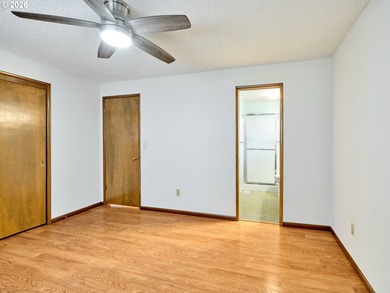 Located in the desirable Woodburn Senior Estates, this on Senior Estates Golf and Country Club in Oregon - for sale on GolfHomes.com, golf home, golf lot