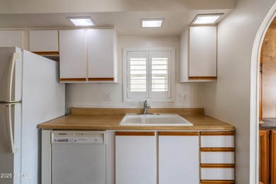 Welcome to comfortable, carefree living in the heart of the on Sun Lakes Country Club in Arizona - for sale on GolfHomes.com, golf home, golf lot