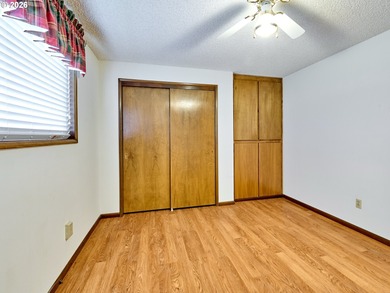 Located in the desirable Woodburn Senior Estates, this on Senior Estates Golf and Country Club in Oregon - for sale on GolfHomes.com, golf home, golf lot