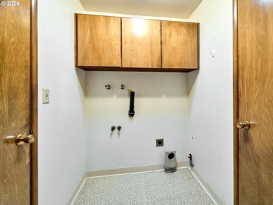 Located in the desirable Woodburn Senior Estates, this on Senior Estates Golf and Country Club in Oregon - for sale on GolfHomes.com, golf home, golf lot