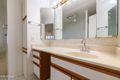 Welcome to comfortable, carefree living in the heart of the on Sun Lakes Country Club in Arizona - for sale on GolfHomes.com, golf home, golf lot