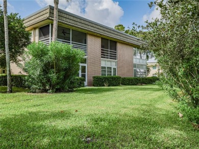 First Floor! Beautiful plank laminate floors w/ newer baseboard on Vero Beach South Golf Course in Florida - for sale on GolfHomes.com, golf home, golf lot