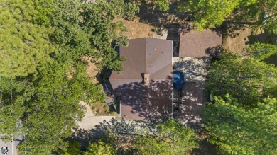 This amazing home offers 3 bedrooms and 2 bathrooms with 1536 on Pine Mountain Lake Country Club in California - for sale on GolfHomes.com, golf home, golf lot