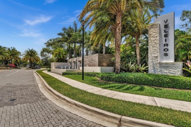 Fantastic 3/2.5 waterfront Townhome in newer community of on Crystal Lake Country Club in Florida - for sale on GolfHomes.com, golf home, golf lot