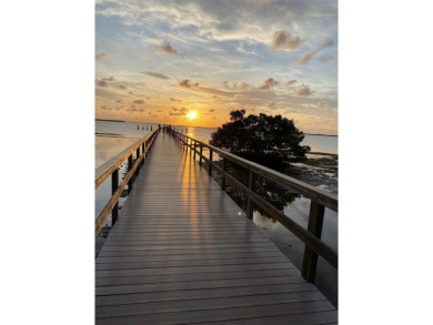 METICULOUSLY MAINTAINED 2 BEDROOM VILLA. END UNIT IN A PREMIER on Terra Ceia Golf and Country Club in Florida - for sale on GolfHomes.com, golf home, golf lot