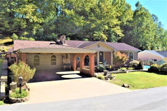 GOOD-LOOKING GREEN MEADOWS HOME! Check out this 3 bedroom 1.75 on Green Meadow Country Club in Kentucky - for sale on GolfHomes.com, golf home, golf lot
