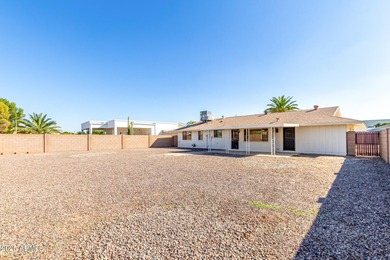 Beautifully updated home in Sun City's 55+ community. Fresh on Sun City Lakes West and East in Arizona - for sale on GolfHomes.com, golf home, golf lot