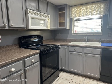 Charming single story, 2 bedroom, 2 bath condo nestled right on Mallards Landing Golf Course in Florida - for sale on GolfHomes.com, golf home, golf lot