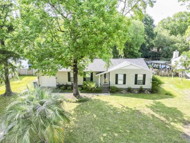 Are you looking for a Move-in ready home in a great on Shadowmoss Plantation Golf Club in South Carolina - for sale on GolfHomes.com, golf home, golf lot