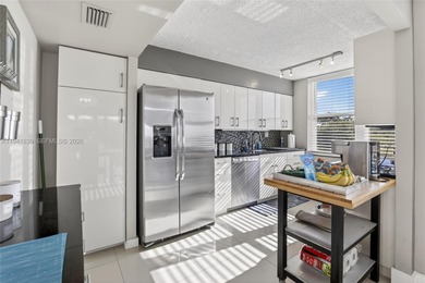 **SPACIOUS AND BRIGHT 3/2 - BEAUTIFULLY RENOVATED WITH A MODERN on Inverrary Country Club in Florida - for sale on GolfHomes.com, golf home, golf lot