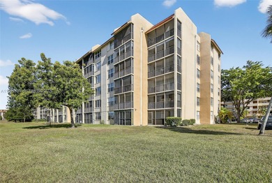 **SPACIOUS AND BRIGHT 3/2 - BEAUTIFULLY RENOVATED WITH A MODERN on Inverrary Country Club in Florida - for sale on GolfHomes.com, golf home, golf lot