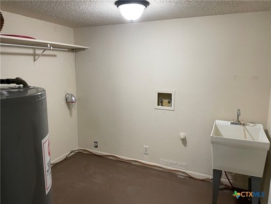 AMAZING VALUE...2 SIDED TOWNHOUSE....3BDRM/ 3 BATH 1 CAR BOTH on Apple Rock Golf Course - Horseshoe Bay in Texas - for sale on GolfHomes.com, golf home, golf lot