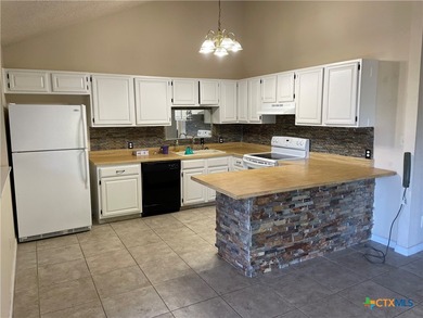 AMAZING VALUE...2 SIDED TOWNHOUSE....3BDRM/ 3 BATH 1 CAR BOTH on Apple Rock Golf Course - Horseshoe Bay in Texas - for sale on GolfHomes.com, golf home, golf lot