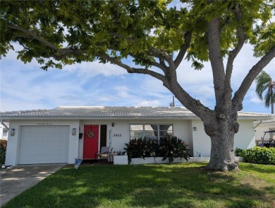 Location, location, location...Great opportunity to purchase a on Mainlands Golf Club in Florida - for sale on GolfHomes.com, golf home, golf lot