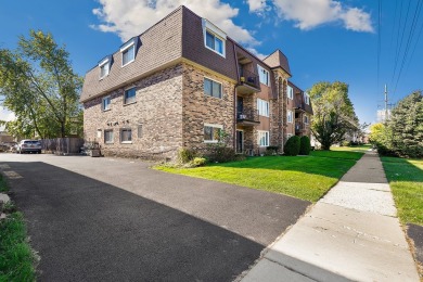 This beautiful second-floor, two-bedroom, one-bath unit offers a on Stony Creek Golf Course in Illinois - for sale on GolfHomes.com, golf home, golf lot