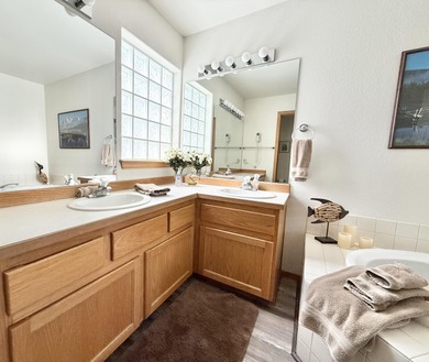 Fully furnished, desirable end unit townhome located in the on Running Y Ranch Resort in Oregon - for sale on GolfHomes.com, golf home, golf lot