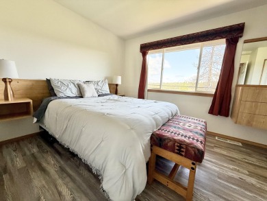 Fully furnished, desirable end unit townhome located in the on Running Y Ranch Resort in Oregon - for sale on GolfHomes.com, golf home, golf lot