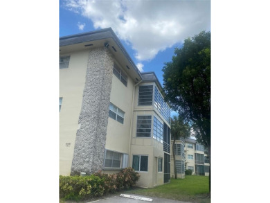 GREAT PENTHOUSE CORNER UNIT . 2 BEDS/2 FULL BATHS WITH GREAT on Lauderhill Golf Course in Florida - for sale on GolfHomes.com, golf home, golf lot